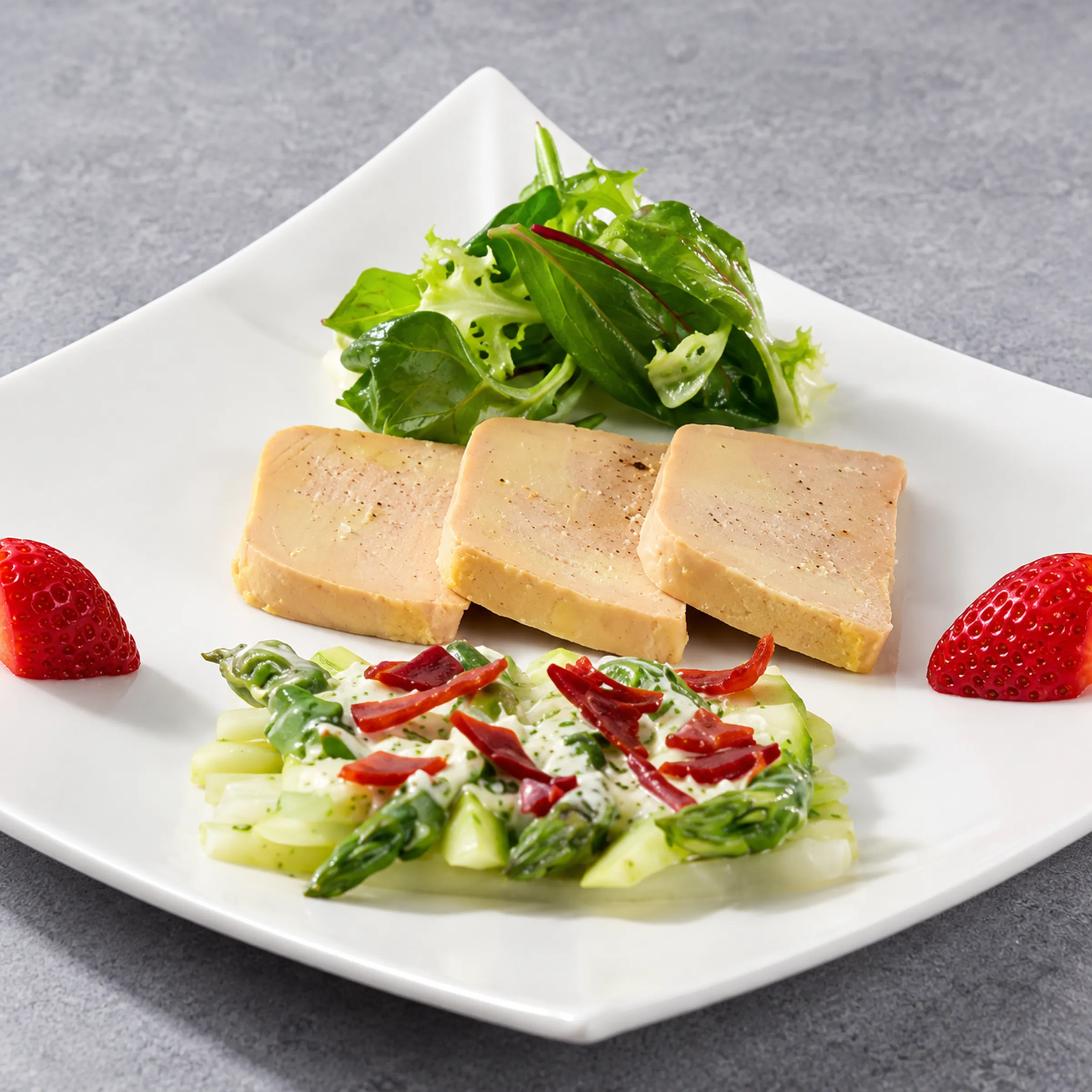 Foie gras mi-cuit, asperges et fraises